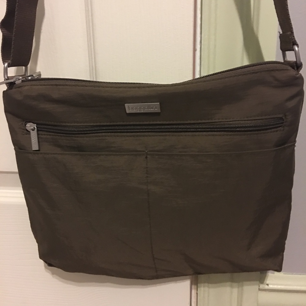 Brown Baggallini crossbody/shoulder bag.